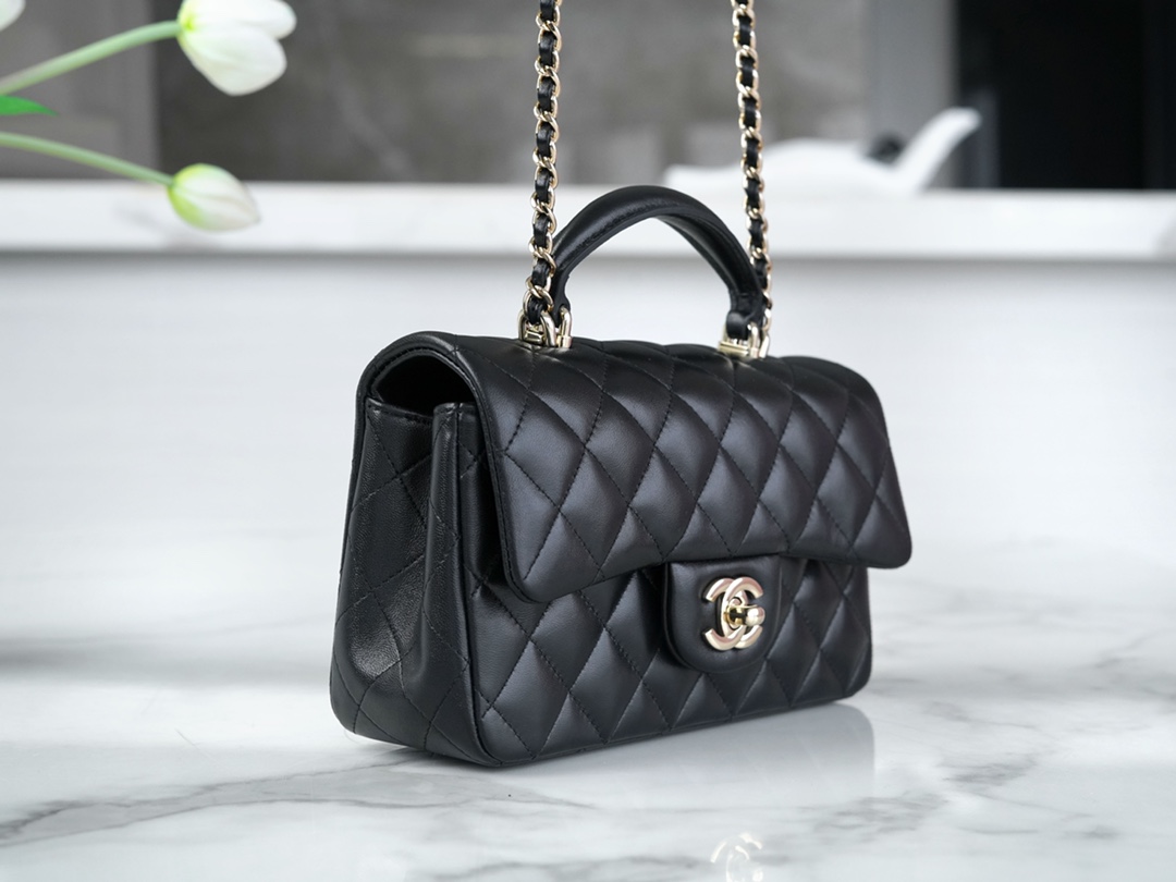最高級シャネルスーパーコピー シャネルバッグコピー CHANEL トップハンドル ミニ フラップ バッグ ブラック AS2431 B05607 94305 ラムスキン シルバー金具 - 画像 (4)