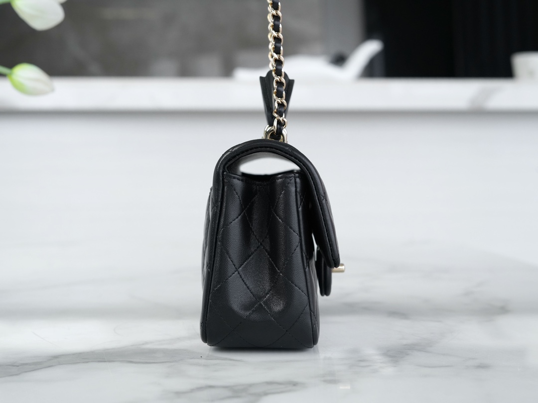 最高級シャネルスーパーコピー シャネルバッグコピー CHANEL トップハンドル ミニ フラップ バッグ ブラック AS2431 B05607 94305 ラムスキン シルバー金具 - 画像 (3)