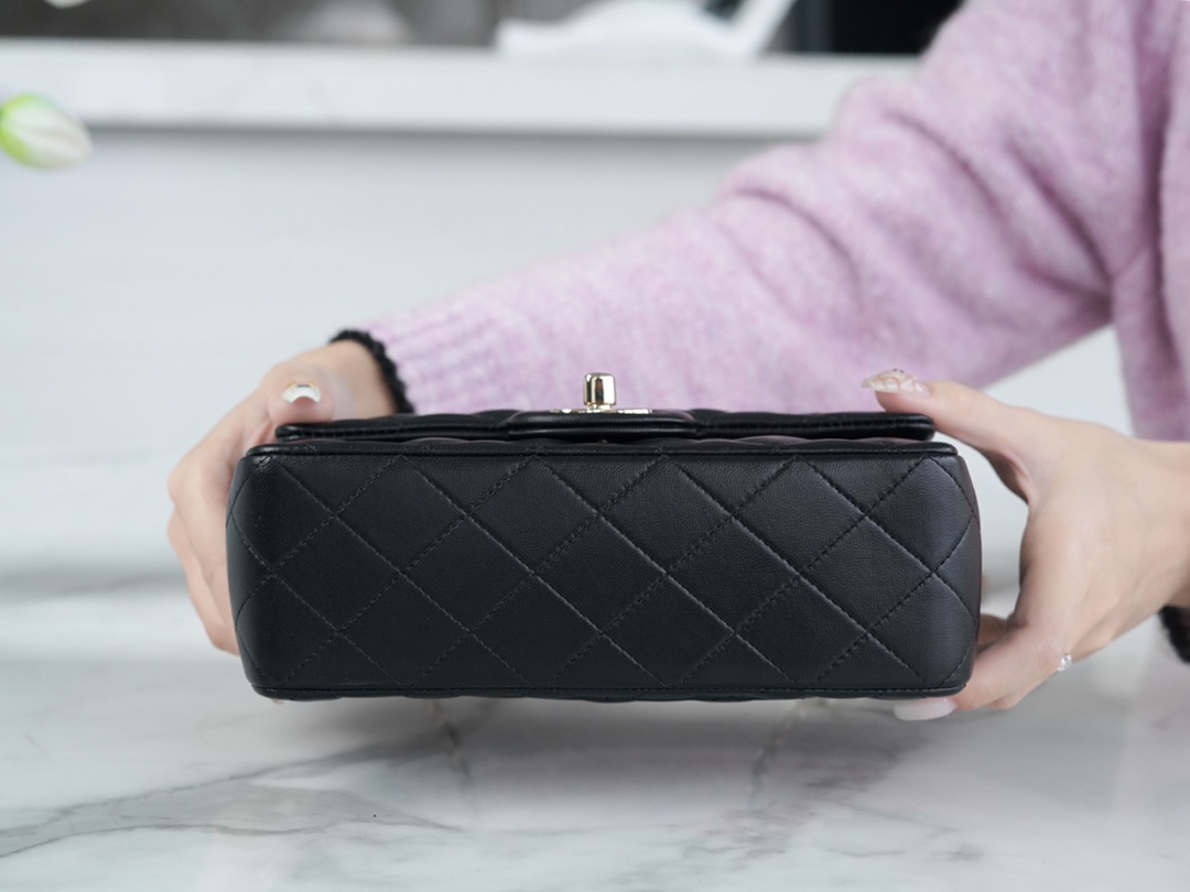 最高級シャネルスーパーコピー シャネルバッグコピー CHANEL トップハンドル ミニ フラップ バッグ ブラック AS2431 B05607 94305 ラムスキン シルバー金具 - 画像 (2)