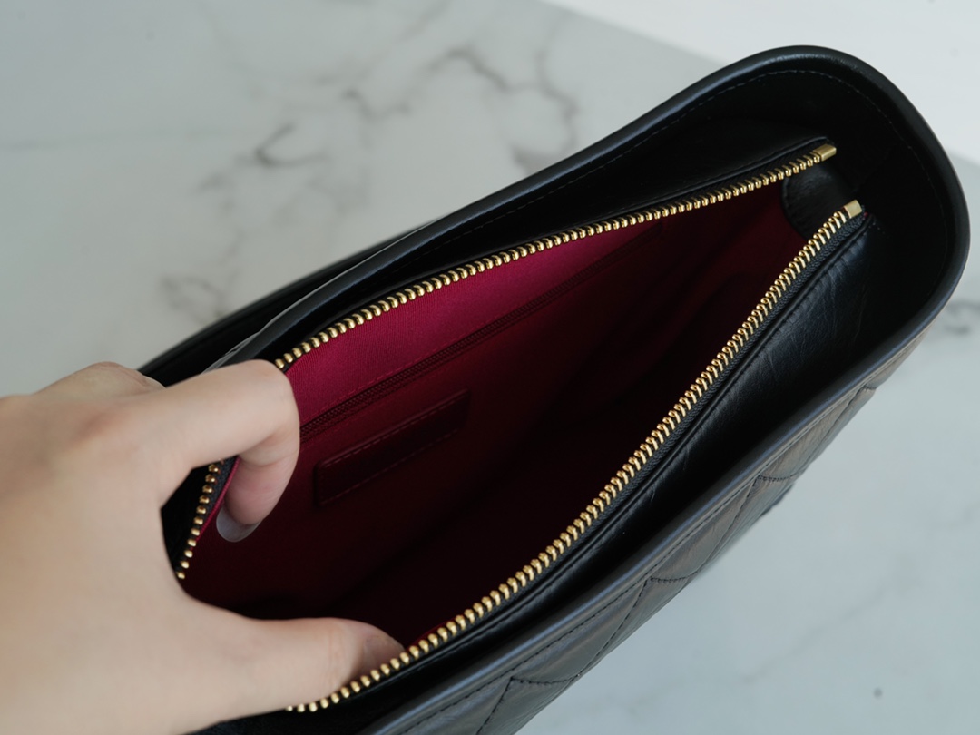 最高級シャネルスーパーコピー シャネルバッグコピー CHANEL ホーボーバッグ ブラック A93824 B01935 94305 カーフスキン ゴールド金具 - 画像 (4)