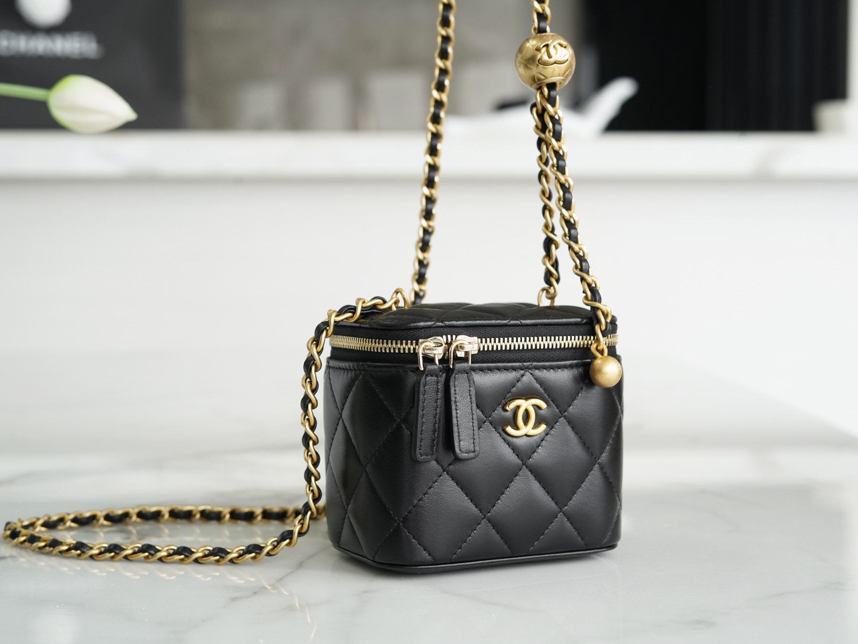 最高級シャネルスーパーコピー シャネルバッグコピー CHANEL チェーンクラッチ ミニバニティ ブラック AP3230 B10183 94305 ラムスキン ゴールド金具 - 画像 (8)