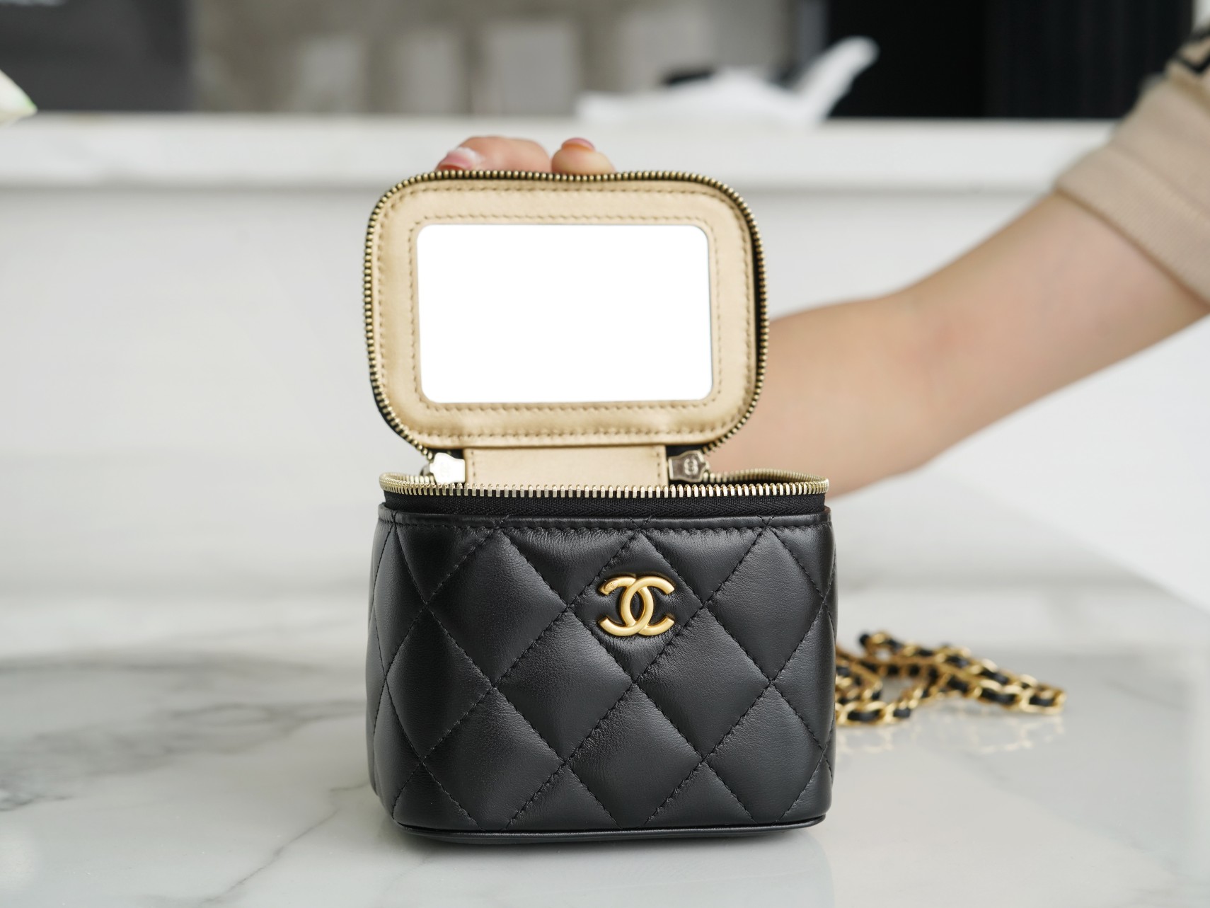 最高級シャネルスーパーコピー シャネルバッグコピー CHANEL チェーンクラッチ ミニバニティ ブラック AP3230 B10183 94305 ラムスキン ゴールド金具 - 画像 (5)