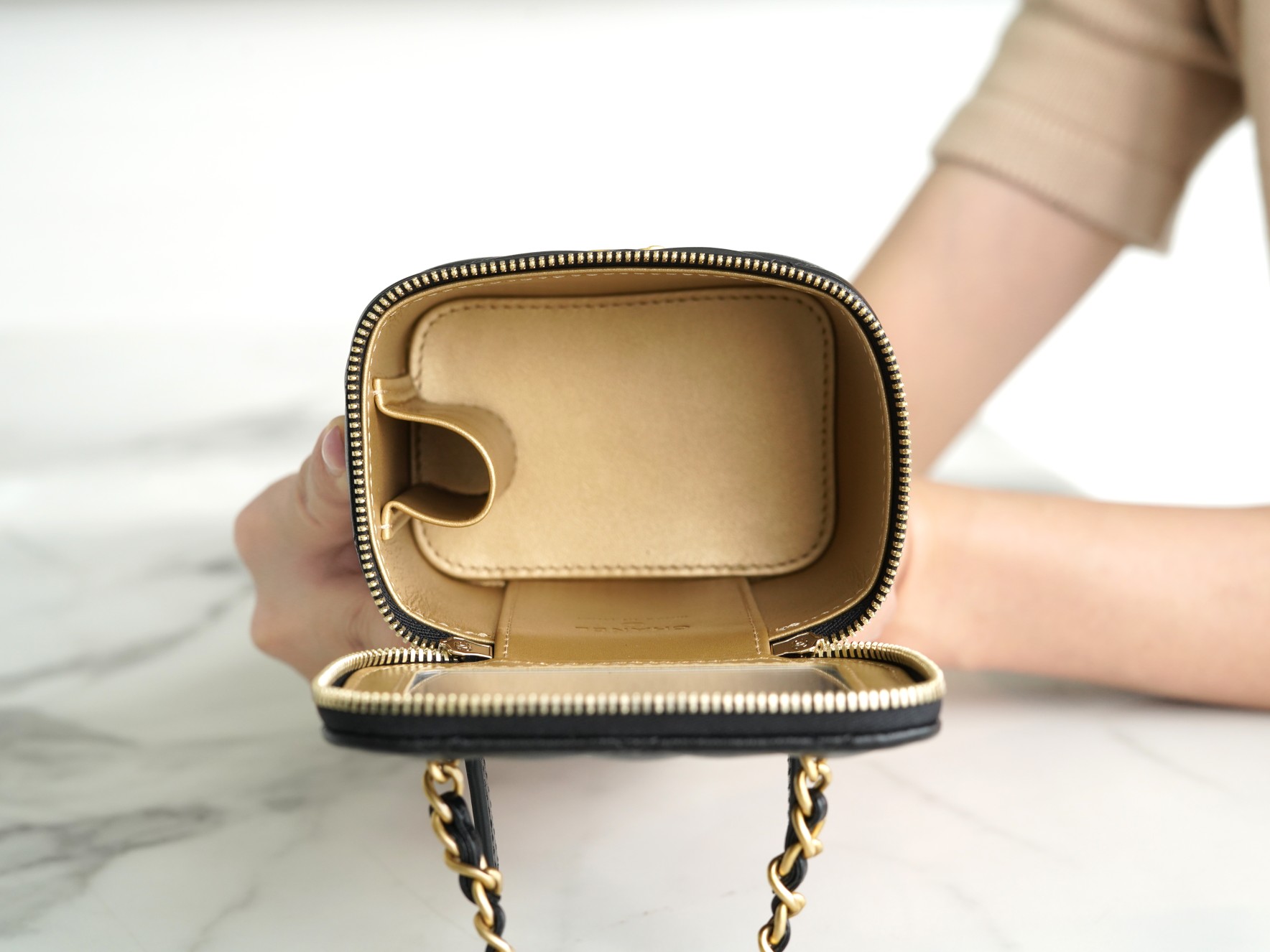 最高級シャネルスーパーコピー シャネルバッグコピー CHANEL チェーンクラッチ ミニバニティ ブラック AP3230 B10183 94305 ラムスキン ゴールド金具 - 画像 (4)