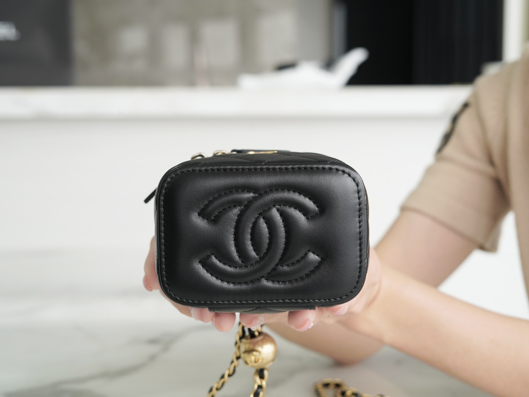 最高級シャネルスーパーコピー シャネルバッグコピー CHANEL チェーンクラッチ ミニバニティ ブラック AP3230 B10183 94305 ラムスキン ゴールド金具 - 画像 (3)