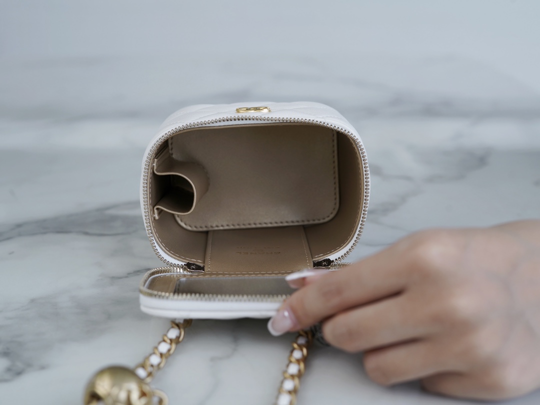 最高級シャネルスーパーコピー シャネルバッグコピー CHANEL チェーンクラッチ ミニバニティ ホワイト AP3230 B10183 10601 ラムスキン ゴールド金具 - 画像 (5)