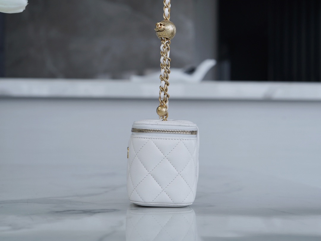 最高級シャネルスーパーコピー シャネルバッグコピー CHANEL チェーンクラッチ ミニバニティ ホワイト AP3230 B10183 10601 ラムスキン ゴールド金具 - 画像 (4)