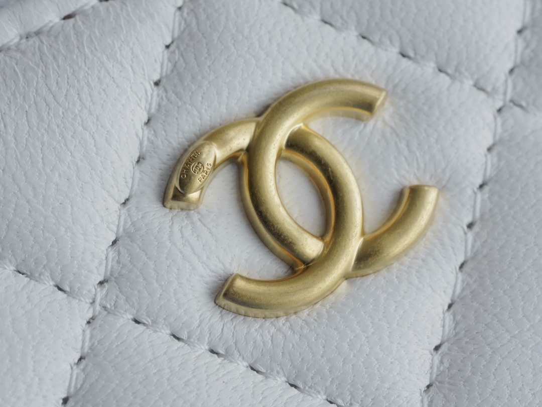 最高級シャネルスーパーコピー シャネルバッグコピー CHANEL チェーンクラッチ ミニバニティ ホワイト AP3230 B10183 10601 ラムスキン ゴールド金具 - 画像 (2)