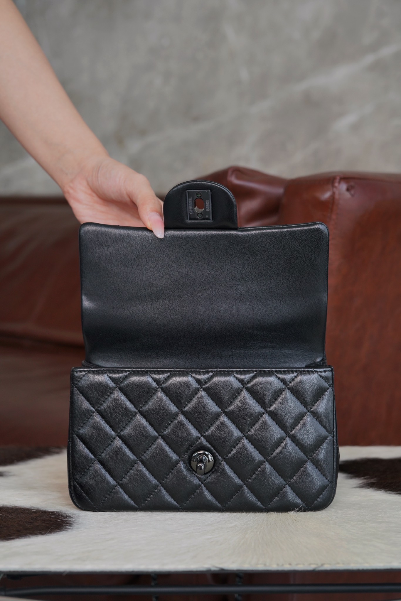 最高級シャネルスーパーコピー シャネルバッグコピー CHANEL トップハンドル ミニ フラップ バッグ ブラック AS2431 B05607 94305 カーフスキン ブラック金具 - 画像 (6)