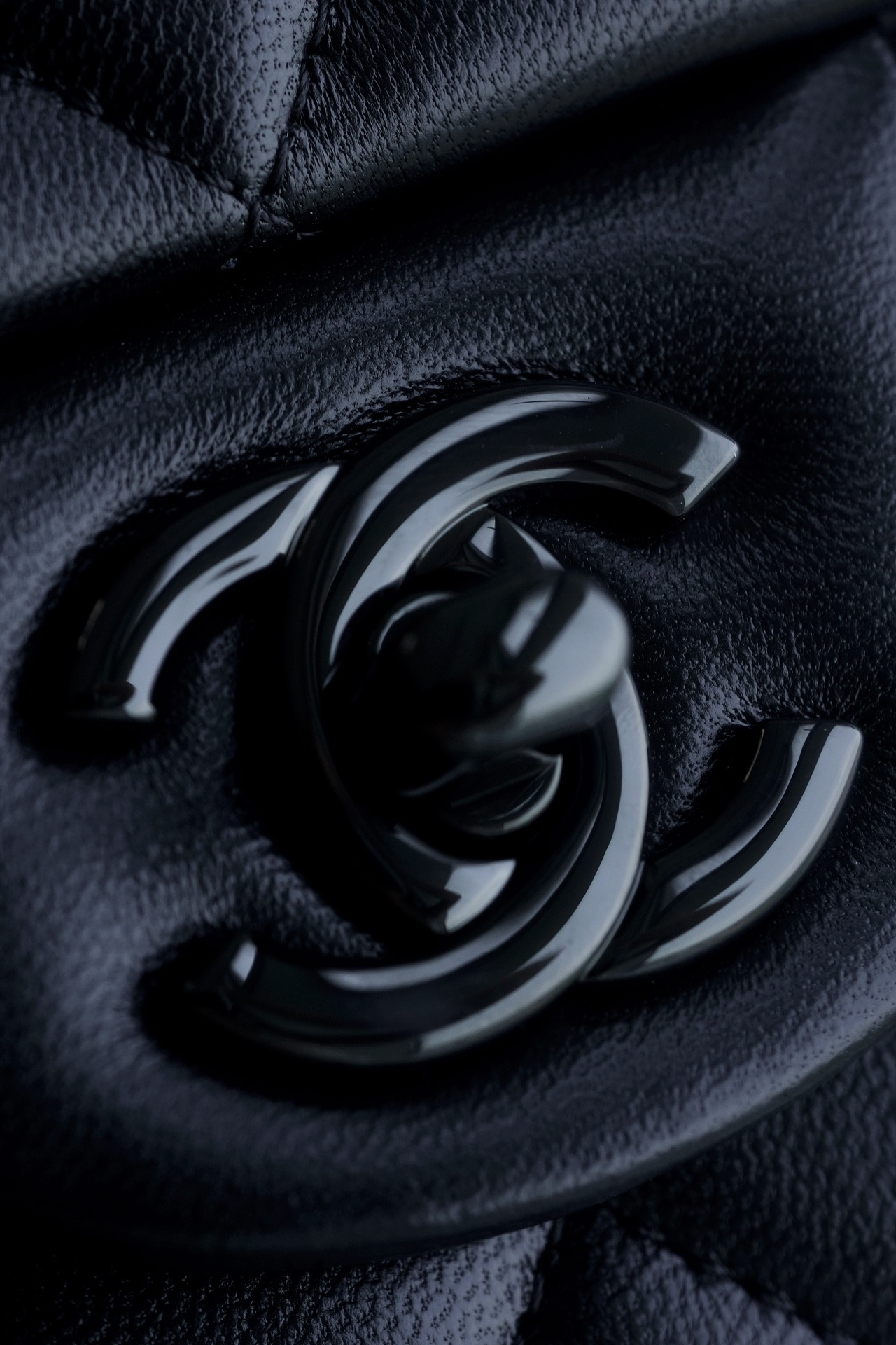 最高級シャネルスーパーコピー シャネルバッグコピー CHANEL トップハンドル ミニ フラップ バッグ ブラック AS2431 B05607 94305 カーフスキン ブラック金具 - 画像 (2)