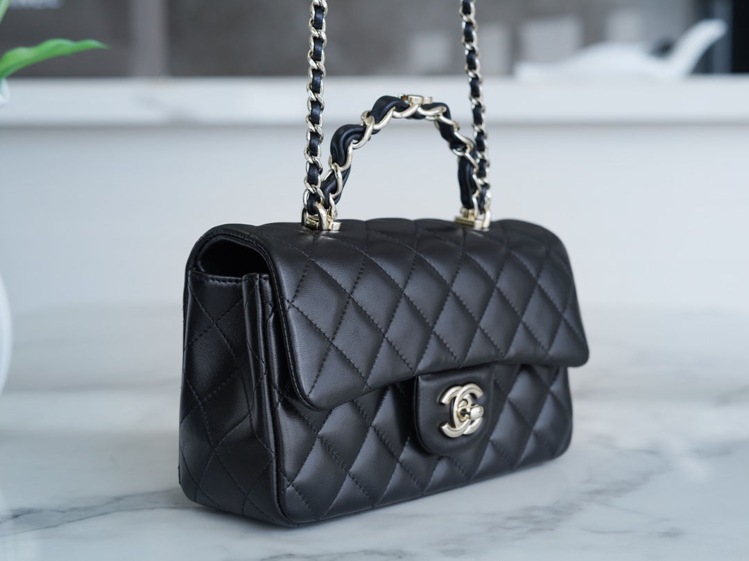最高級シャネルスーパーコピー シャネルバッグコピー CHANEL マトラッセ トップハンドル ミニ フラップ バッグ ブラック AS4141 B13327 94305 ラムスキン シルバー金具 - 画像 (8)