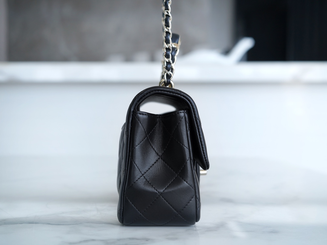 最高級シャネルスーパーコピー シャネルバッグコピー CHANEL マトラッセ トップハンドル ミニ フラップ バッグ ブラック AS4141 B13327 94305 ラムスキン シルバー金具 - 画像 (7)