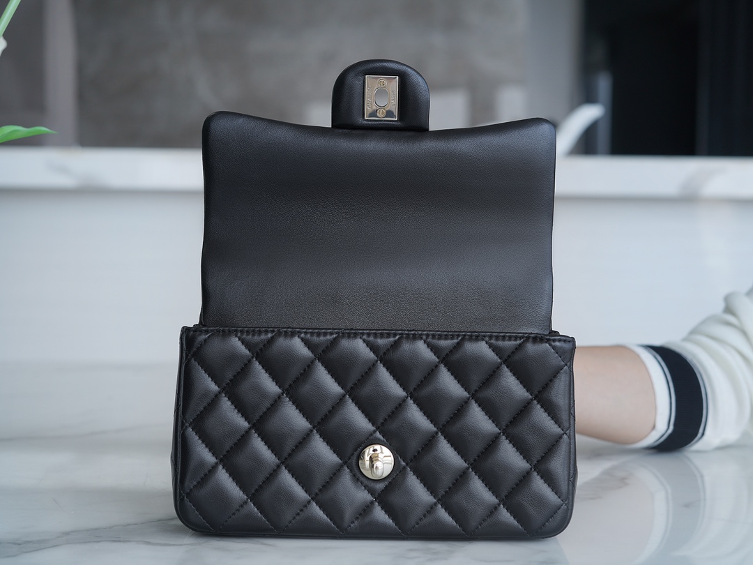 最高級シャネルスーパーコピー シャネルバッグコピー CHANEL マトラッセ トップハンドル ミニ フラップ バッグ ブラック AS4141 B13327 94305 ラムスキン シルバー金具 - 画像 (4)