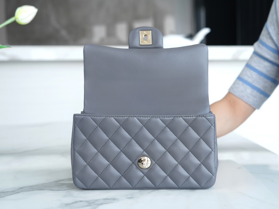 最高級シャネルスーパーコピー シャネルバッグコピー CHANEL マトラッセ トップハンドル ミニ フラップ バッグ グレー AS4141 B13327 NR652 ラムスキン シルバー金具 - 画像 (2)
