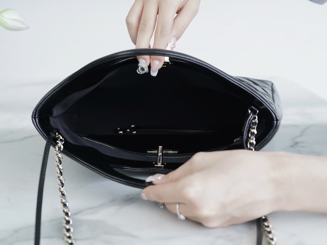 最高級シャネルスーパーコピー シャネルバッグコピー CHANEL 24S 31BAG ショッピング バッグ ブラック AS4133 B16220 94305 カーフスキン シルバー金具 - 画像 (5)