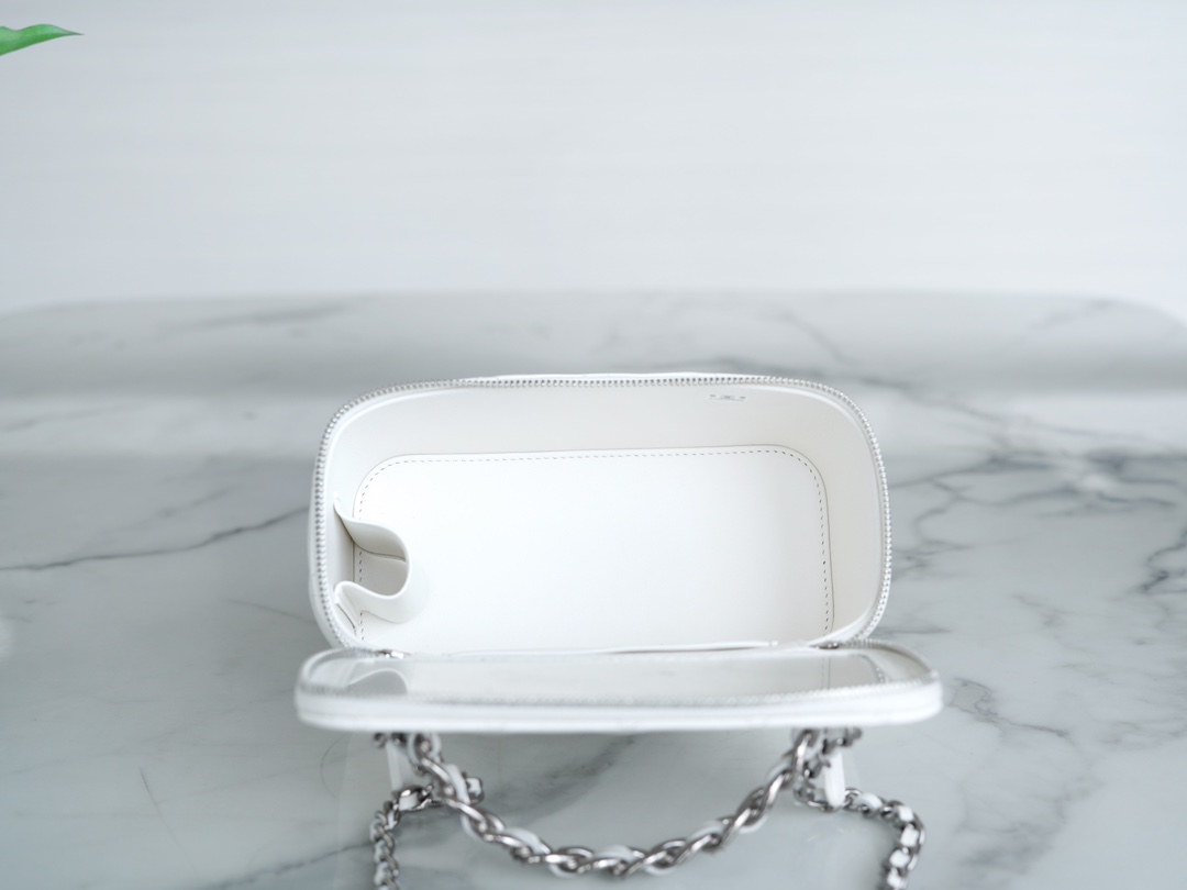 最高級シャネルスーパーコピー シャネルバッグコピー CHANEL マトラッセ ヴァニティ ケース ホワイト AP3044 B09209 10601 ラムスキン シルバー金具 - 画像 (5)