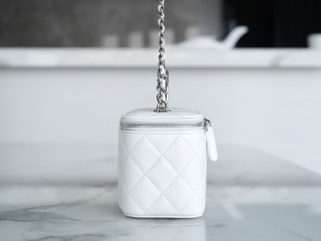 最高級シャネルスーパーコピー シャネルバッグコピー CHANEL マトラッセ ヴァニティ ケース ホワイト AP3044 B09209 10601 ラムスキン シルバー金具 - 画像 (4)