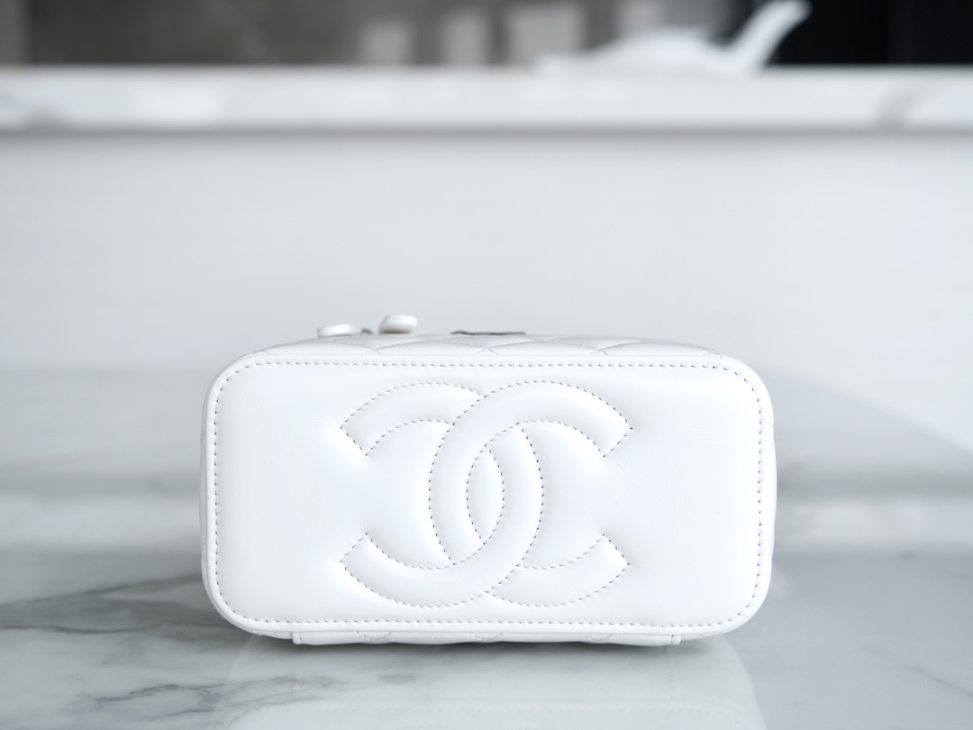 最高級シャネルスーパーコピー シャネルバッグコピー CHANEL マトラッセ ヴァニティ ケース ホワイト AP3044 B09209 10601 ラムスキン シルバー金具 - 画像 (3)