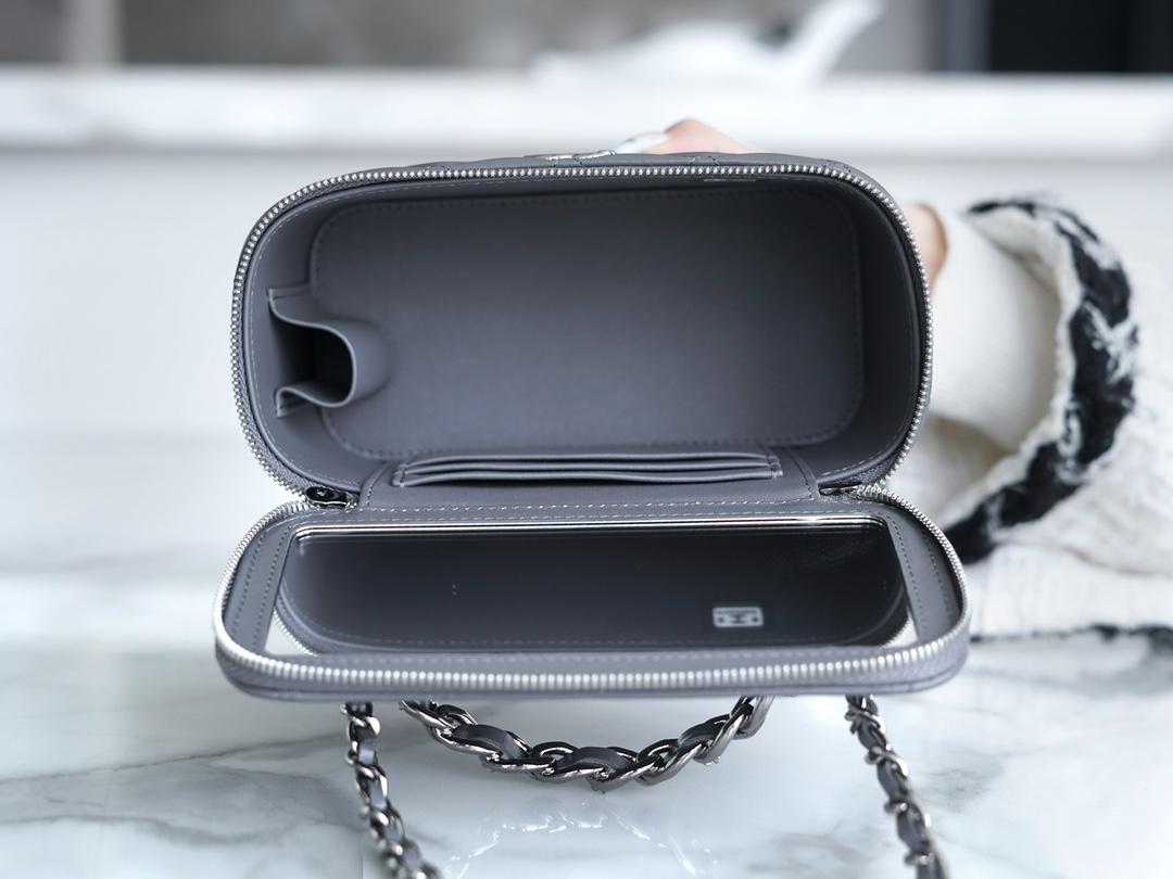 最高級シャネルスーパーコピー シャネルバッグコピー CHANEL マトラッセ ヴァニティ ケース グレー AP3044 B09209 NR652 ラムスキン シルバー金具 - 画像 (5)