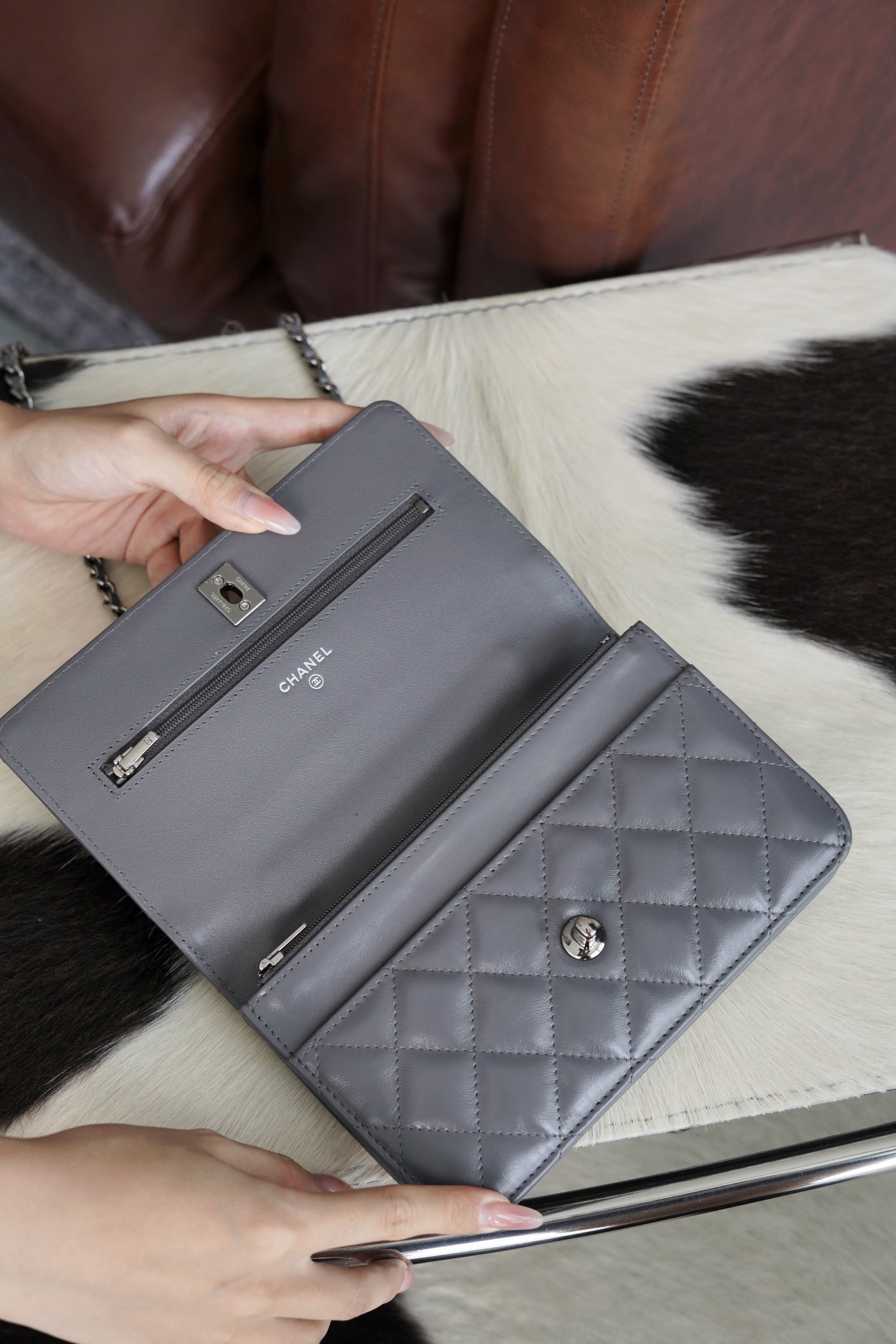 最高級シャネルスーパーコピー シャネルバッグコピー CHANEL チェーンクラッチ 2024秋冬新作バッグ グレー AP3567 B14291 NR652 ラムスキン シルバー金具 - 画像 (6)