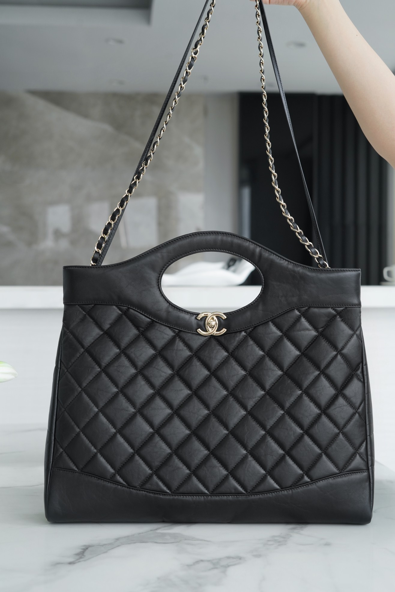最高級シャネルスーパーコピー シャネルバッグコピー CHANEL 23A ショッピング バッグ ブラック 202408236 エナメル シルバー金具 - 画像 (9)