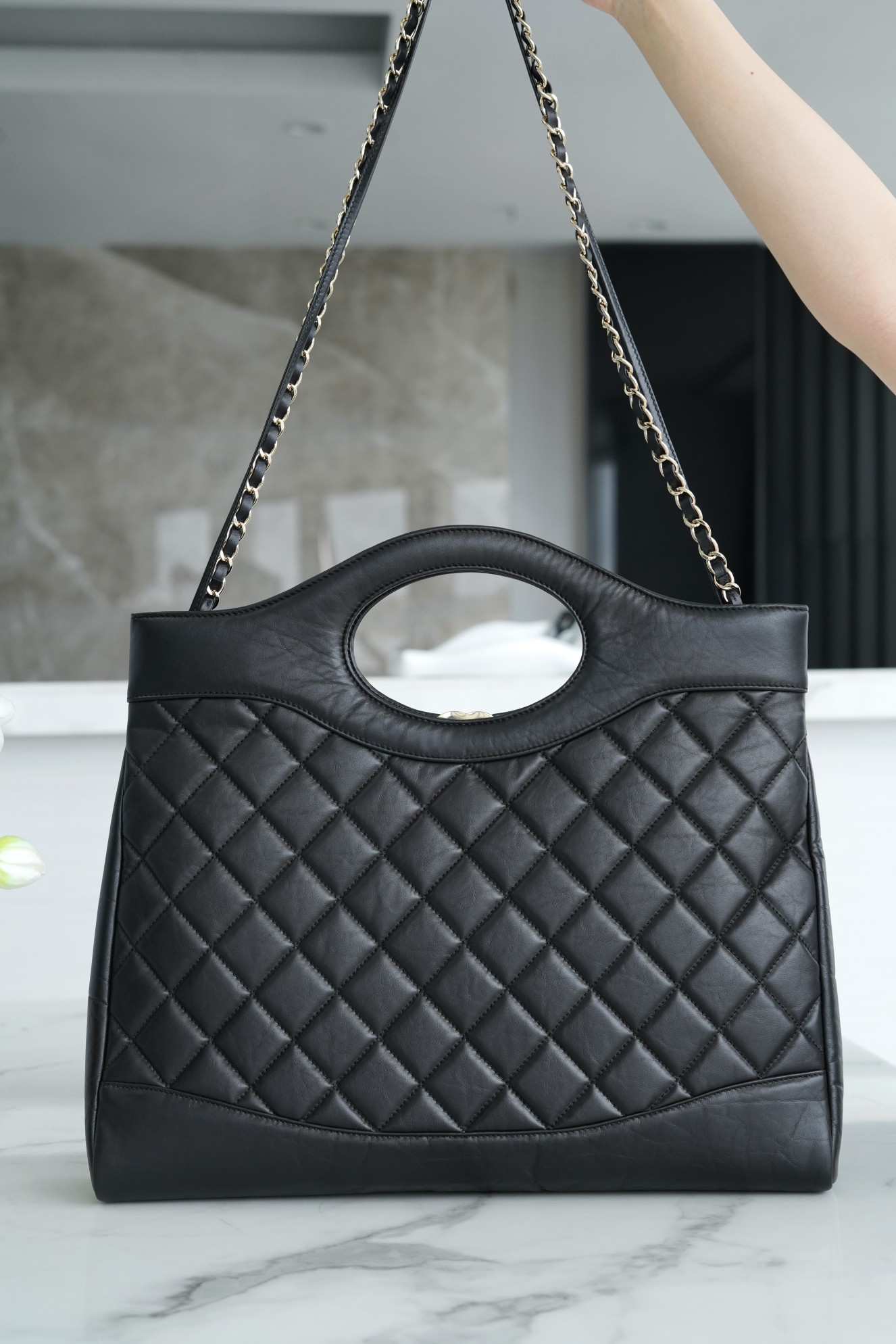 最高級シャネルスーパーコピー シャネルバッグコピー CHANEL 23A ショッピング バッグ ブラック 202408236 エナメル シルバー金具 - 画像 (8)