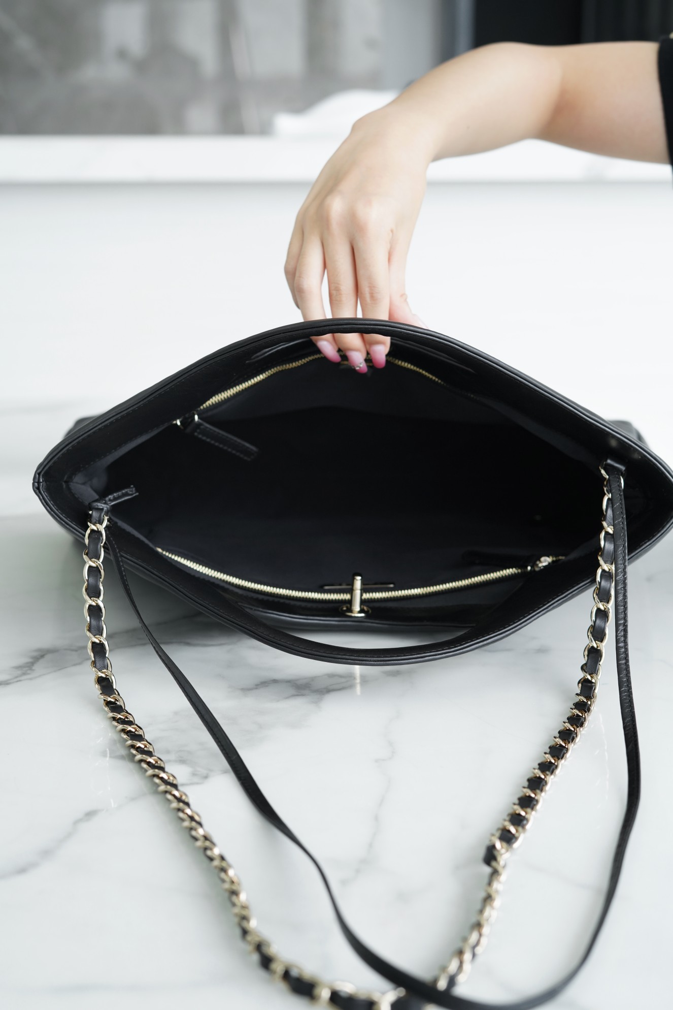 最高級シャネルスーパーコピー シャネルバッグコピー CHANEL 23A ショッピング バッグ ブラック 202408236 エナメル シルバー金具 - 画像 (5)