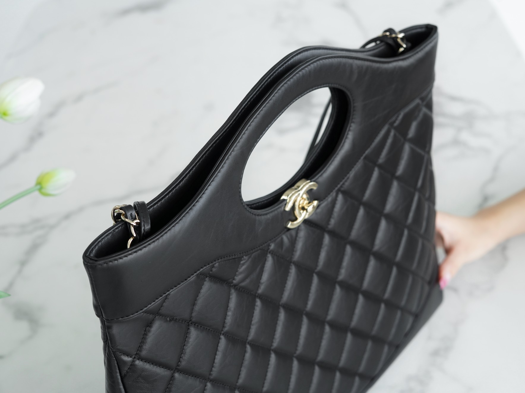 最高級シャネルスーパーコピー シャネルバッグコピー CHANEL 23A ショッピング バッグ ブラック 202408236 エナメル シルバー金具 - 画像 (3)