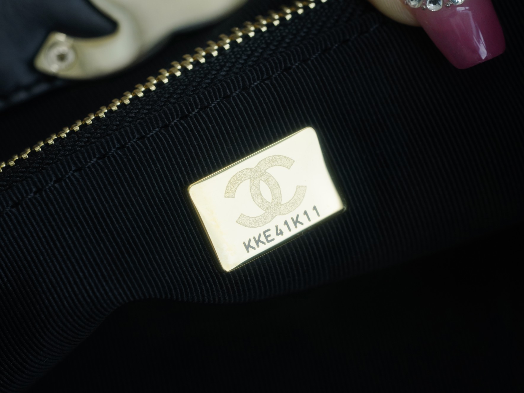 最高級シャネルスーパーコピー シャネルバッグコピー CHANEL 23A ショッピング バッグ ブラック 202408236 エナメル シルバー金具 - 画像 (2)