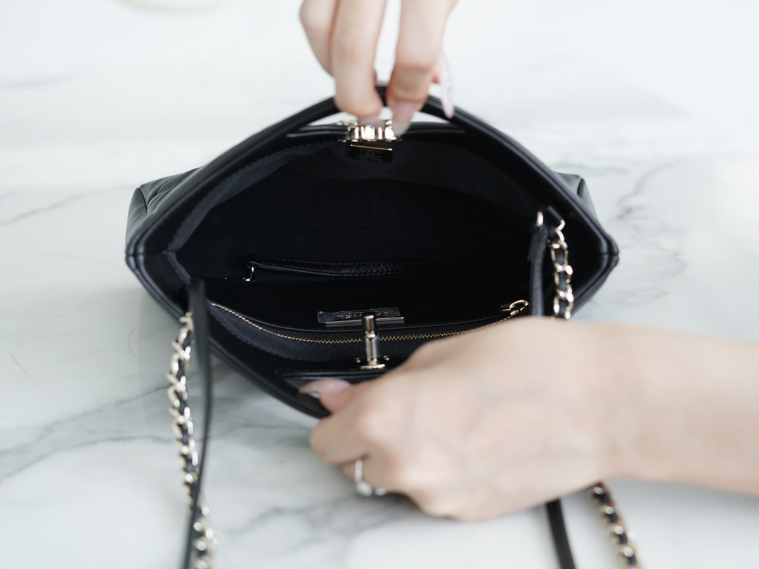 最高級シャネルスーパーコピー シャネルバッグコピー CHANEL 31 ミニ ショッピング バッグ ブラック AS4133 B17598 94305 ラムスキン シルバー金具 - 画像 (5)
