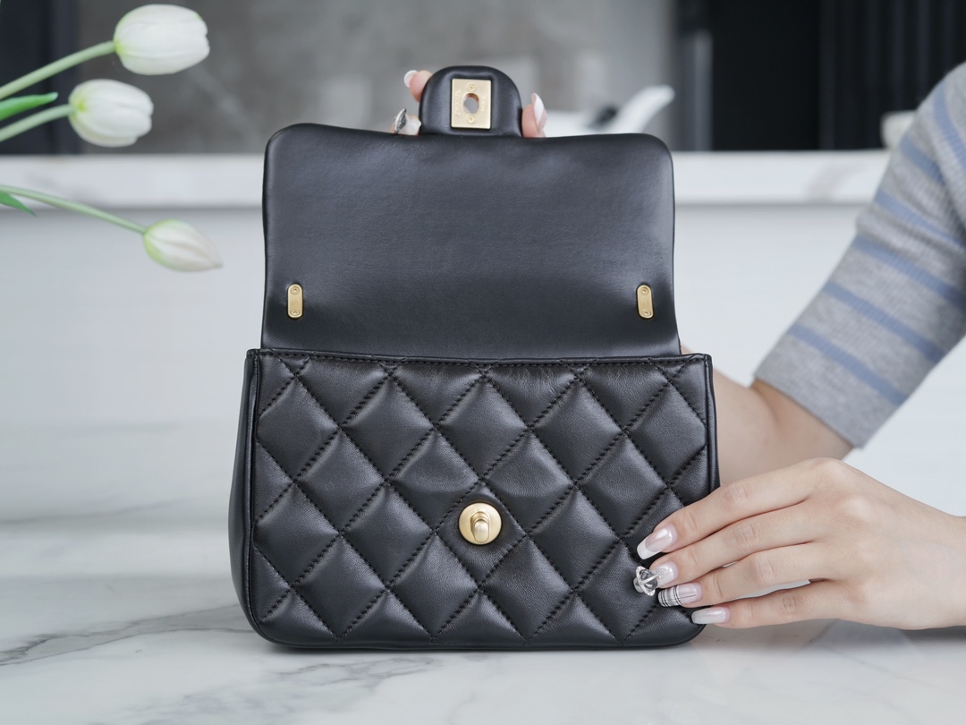 最高級シャネルスーパーコピー シャネルバッグコピー CHANEL フラップ バッグ ブラック AS4386 B15773 94305 ラムスキン ゴールド金具 - 画像 (6)