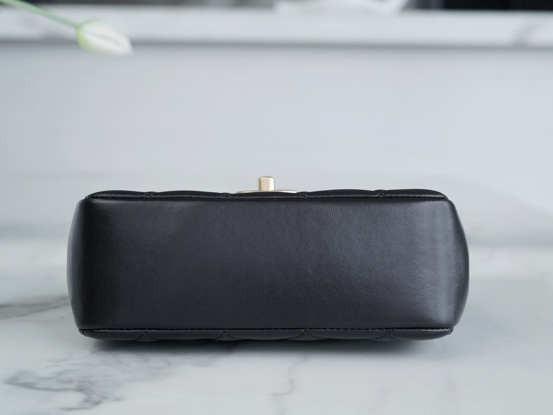 最高級シャネルスーパーコピー シャネルバッグコピー CHANEL フラップ バッグ ブラック AS4386 B15773 94305 ラムスキン ゴールド金具 - 画像 (2)