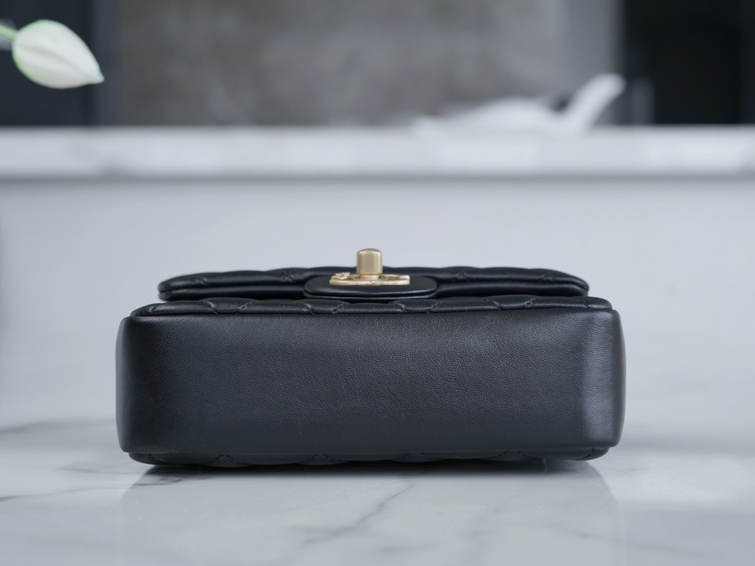 最高級シャネルスーパーコピー シャネルバッグコピー CHANEL ミニ フラップ バッグ ブラック AS4385 B15773 94305 ラムスキン ゴールド金具 - 画像 (4)