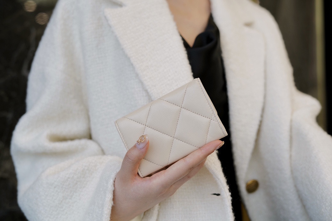 最高級シャネルスーパーコピー シャネルカードケースコピー CHANEL 19 フラップ カードケース ベージュ AP1790 B04852 NZG75 ラムスキン ゴールド金具 - 画像 (8)