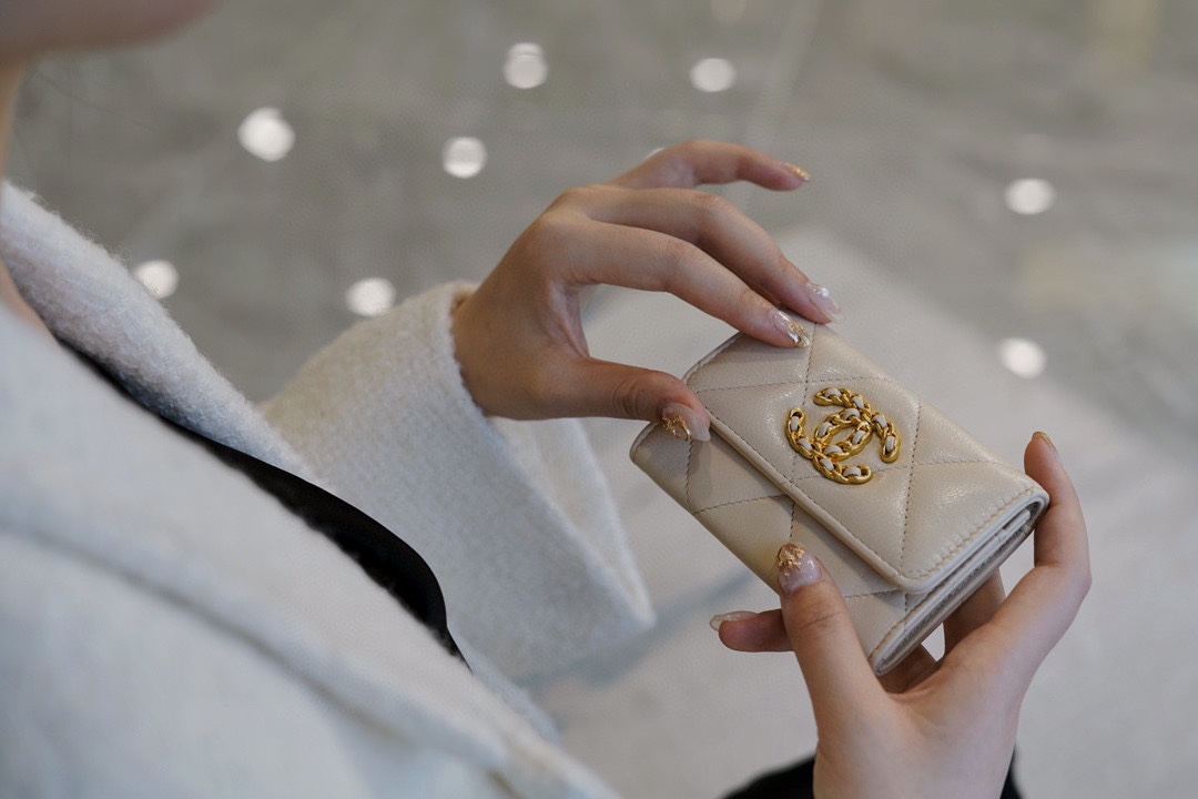 最高級シャネルスーパーコピー シャネルカードケースコピー CHANEL 19 フラップ カードケース ベージュ AP1790 B04852 NZG75 ラムスキン ゴールド金具 - 画像 (5)