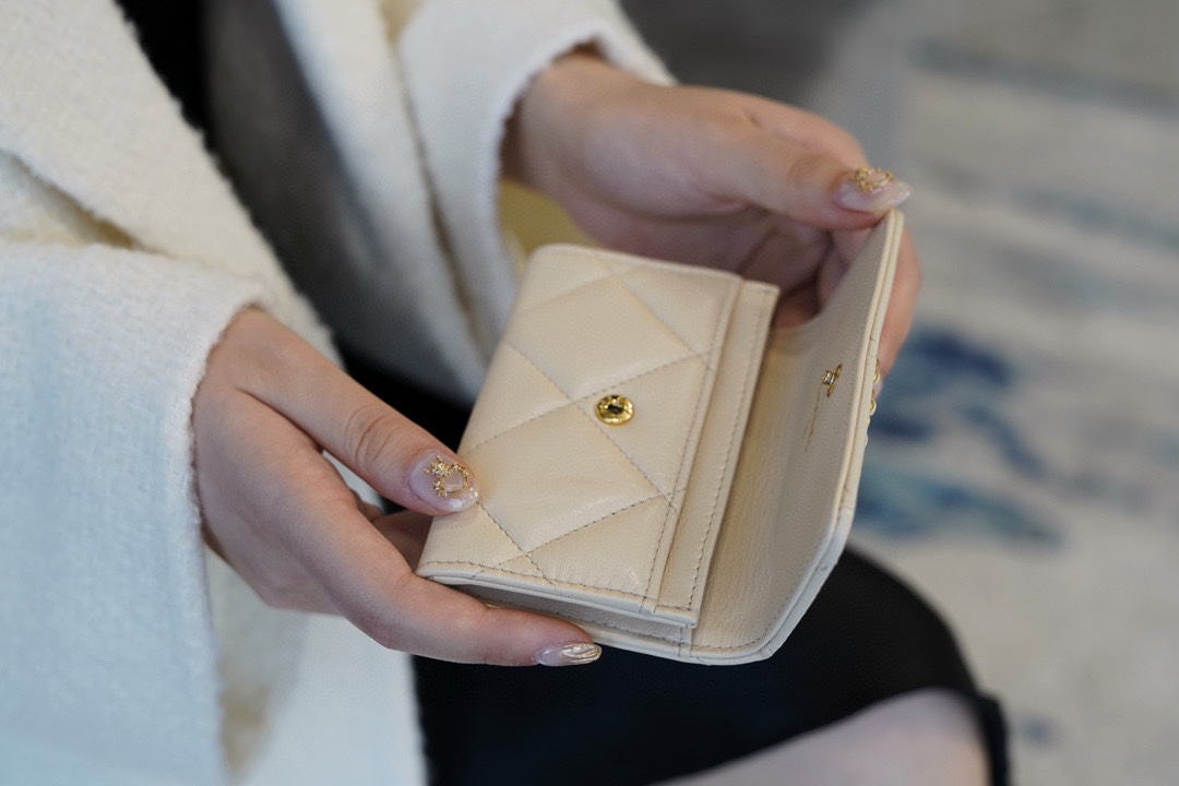 最高級シャネルスーパーコピー シャネルカードケースコピー CHANEL 19 フラップ カードケース ベージュ AP1790 B04852 NZG75 ラムスキン ゴールド金具 - 画像 (4)