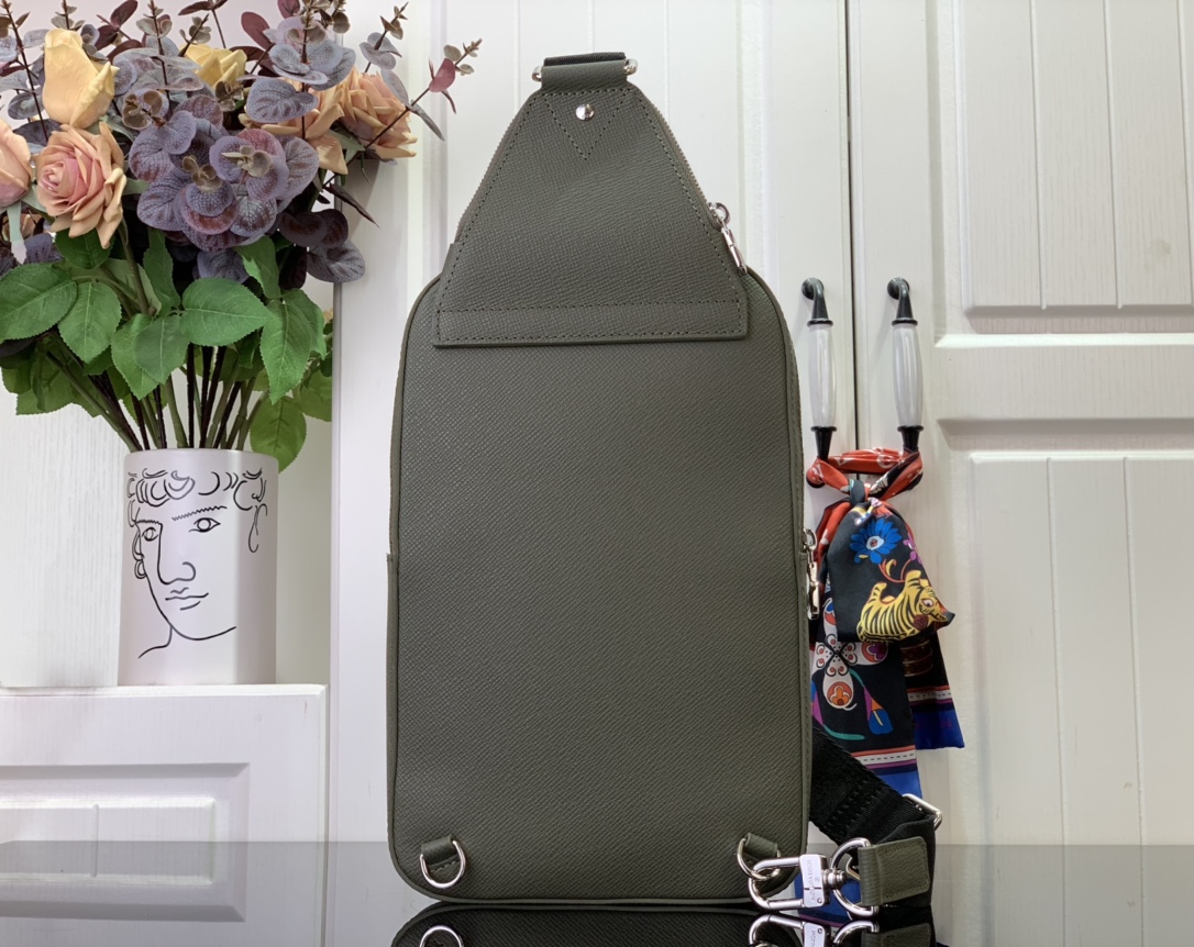 ルイヴィトン バムバッグ 新作 タイガ アヴェニュー スリングバッグ グリーン M30973 タイガ・レザー シルバー金具 - 画像 (8)
