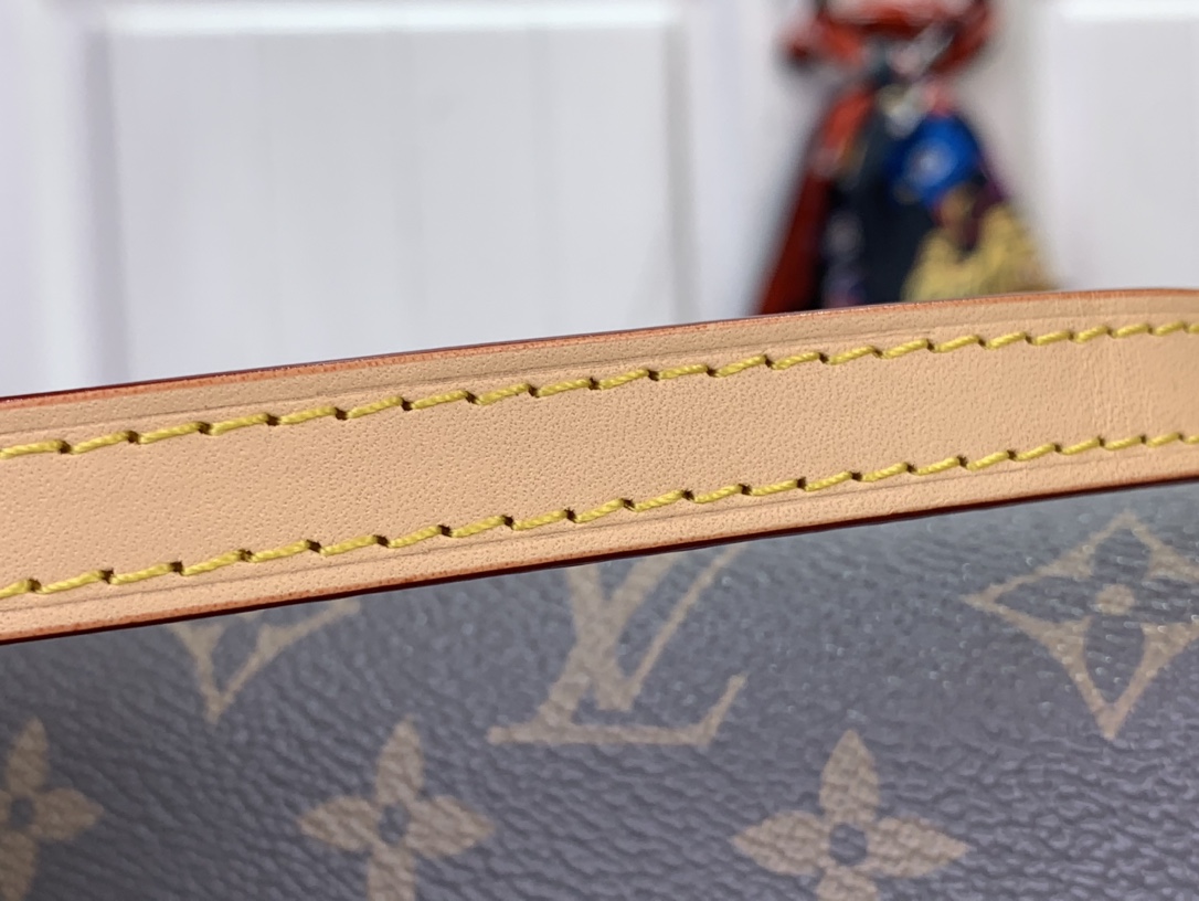 ルイヴィトン ショルダーバッグ 新作 2024秋冬新作 Wallet on Chain Ivy トリアノン グレー M12778 キャンバス ゴールド金具 - 画像 (4)