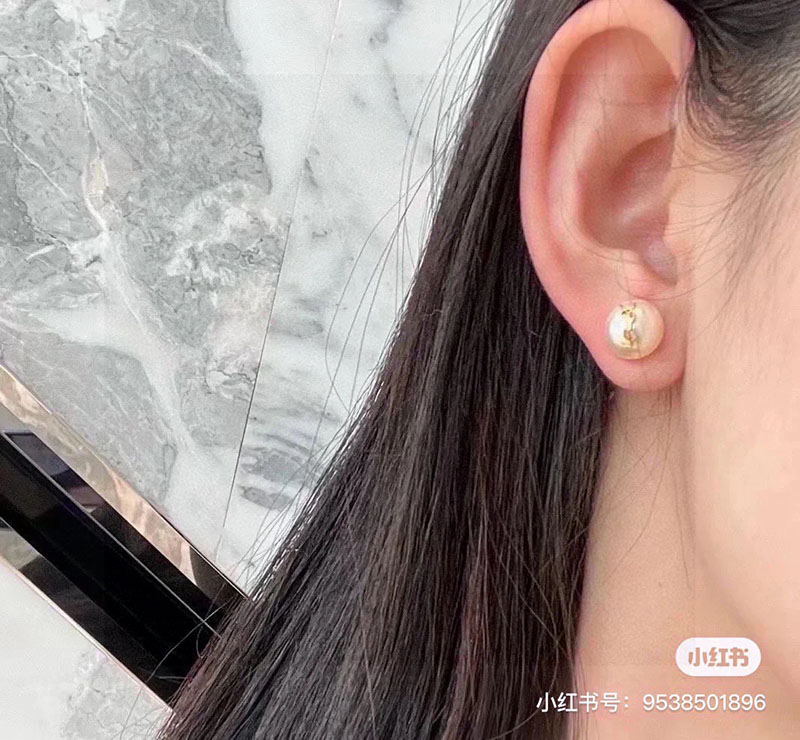 最高級サンローランスーパーコピー サンローランピアスコピー YSLモノグラムをあしらったスモールとラージのアシメントリーなパールイヤリング 691563Y15269018 - 画像 (4)
