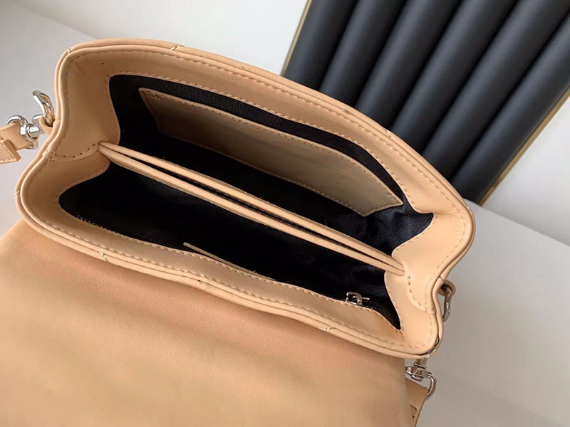 N品 YSL サンローラン 斜めがけバッグ ルル トイバッグ DARK BEIGE 678401DV7062721 ラムスキン シルバー金具 - 画像 (4)