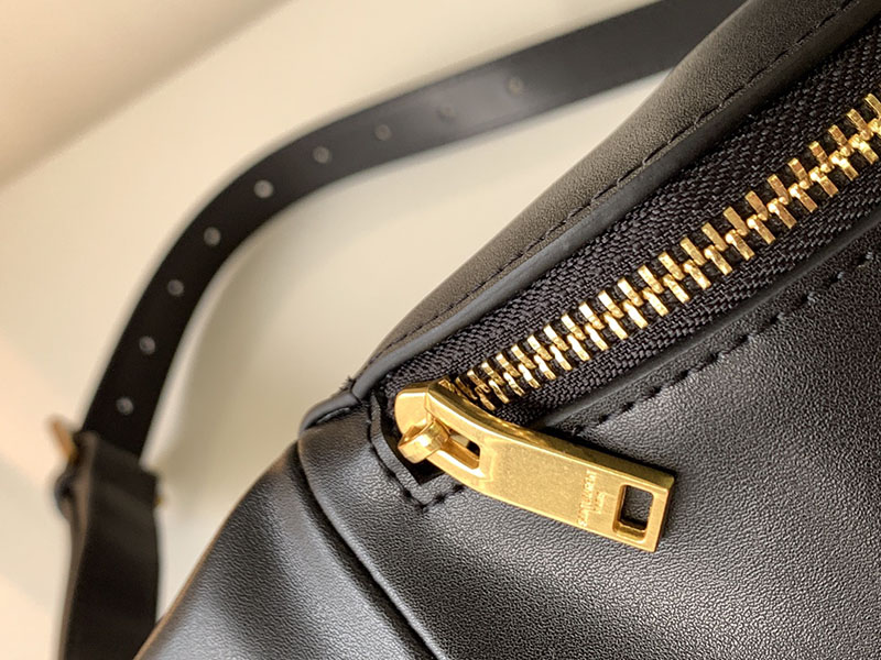 N品 YSL サンローラン バッグ メンズ ベルトバッグ”モノグラム” ブラック 590076DME0W1000 ラムスキン ゴールド金具 - 画像 (5)