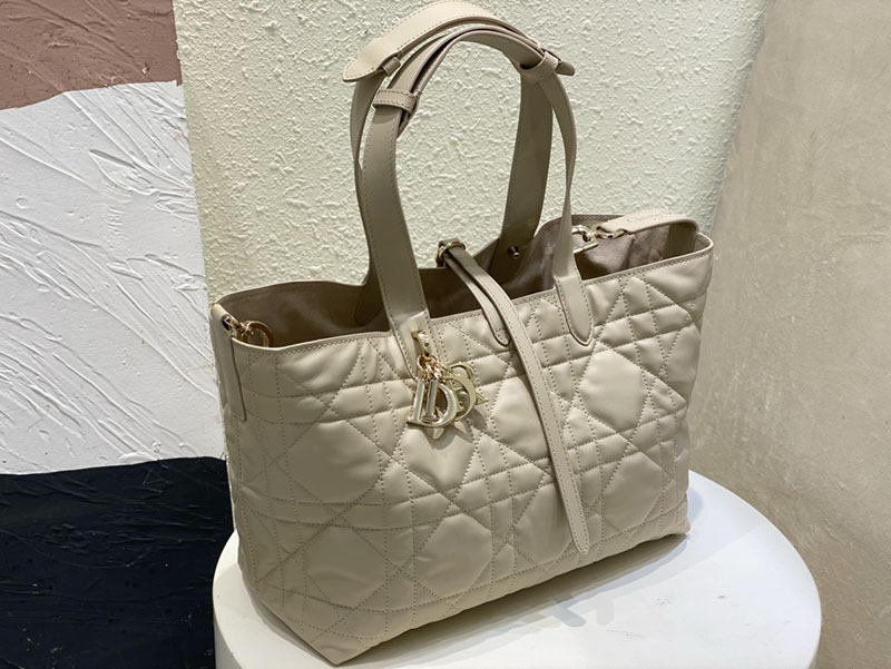 超N品 ディオールバッグコピー Dior Toujours バッグ ミディアム M2821OSHJ_M51U パウダーベージュ カーフスキン ゴールド金具 - 画像 (5)