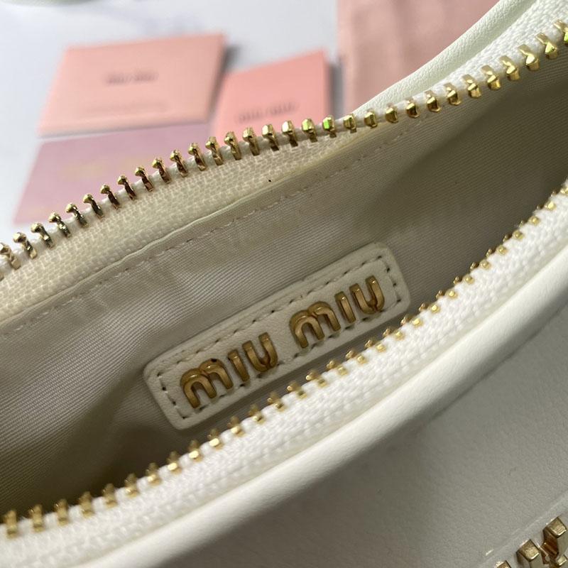 N品 MiuMiu ミュウミュウ レザー ホーボーバッグ 5BC161_2E6Y_F0009_V_OOO ホワイト ゴールド金具 激安優良店 - 画像 (2)