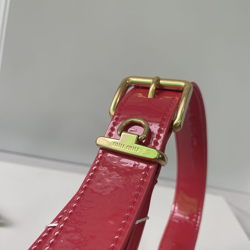 N品 MiuMiu ミュウミュウ レザー ホーボーバッグ 5BC161_2E6Y_F0011_V_OOO レッド シャイニー ゴールド金具 激安優良店 - 画像 (5)