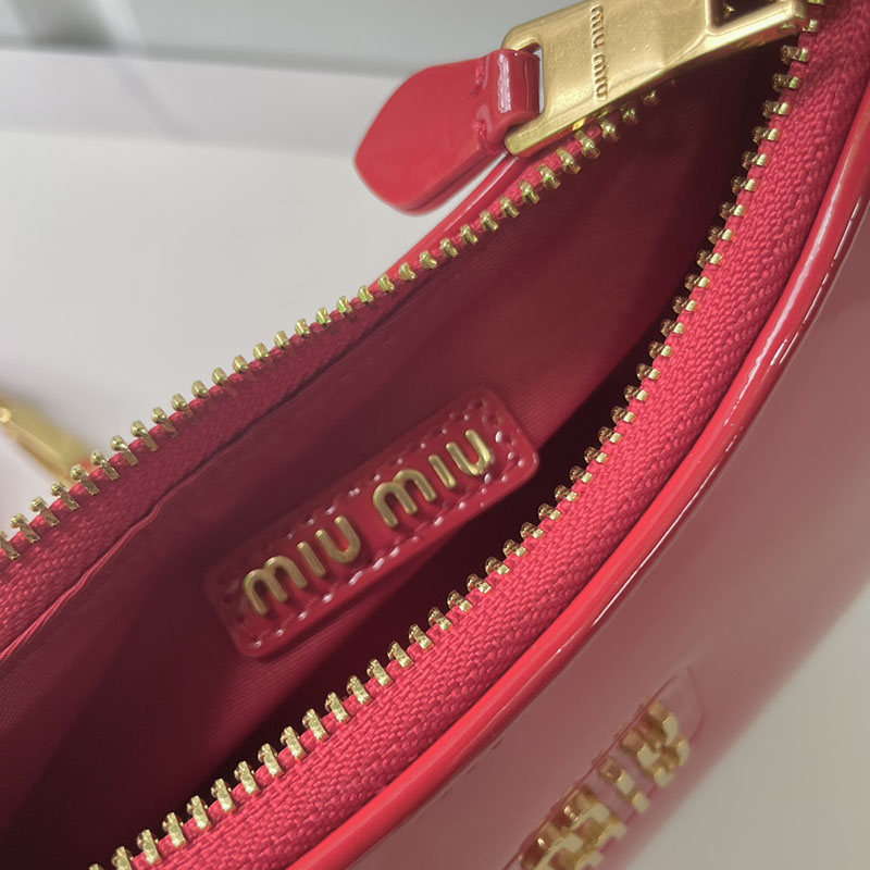 N品 MiuMiu ミュウミュウ レザー ホーボーバッグ 5BC161_2E6Y_F0011_V_OOO レッド シャイニー ゴールド金具 激安優良店 - 画像 (2)