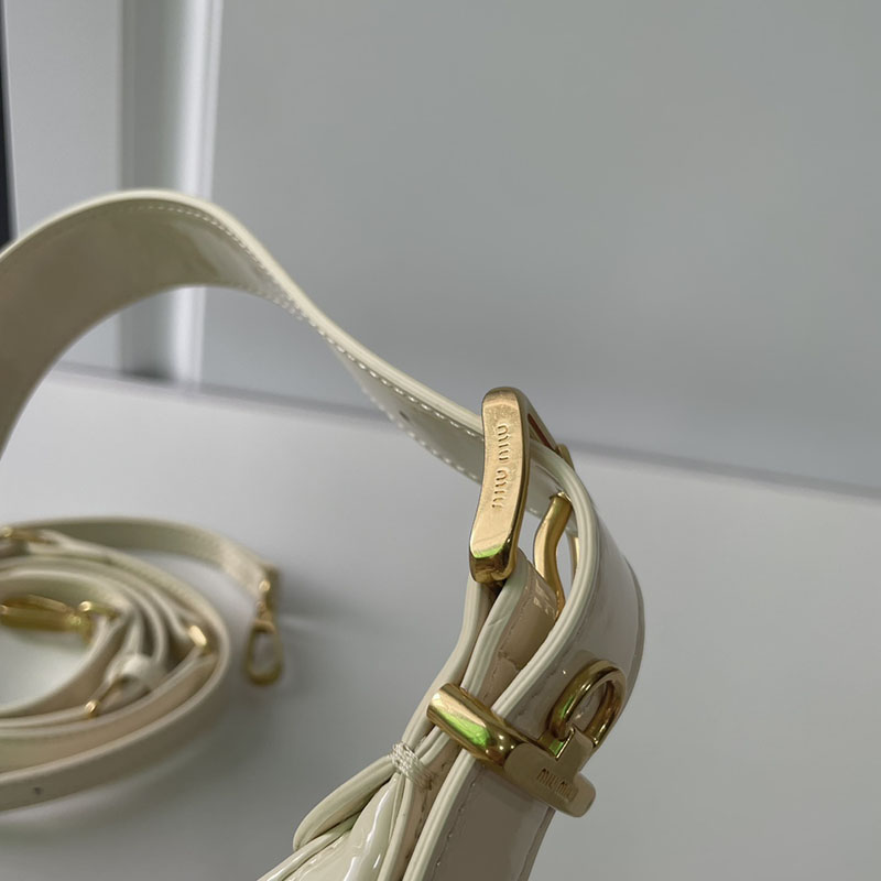 N品 MiuMiu ミュウミュウ レザー ホーボーバッグ 5BC161_2E6Y_F0009_V_OOO ホワイト シャイニー ゴールド金具 激安優良店 - 画像 (4)