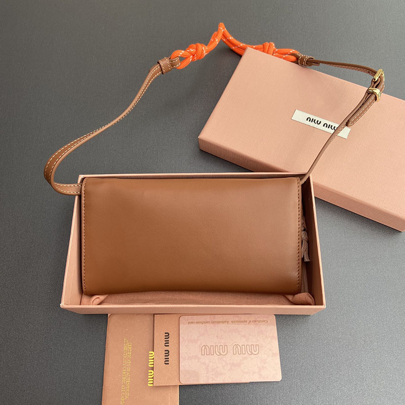 最高級MiuMiuスーパーコピー ミュウミュウ財布コピー ショルダーストラップ付 レザー 財布 オレンジ/ブラウン 5MT025_2CRT_F0316 レディース - 画像 (9)