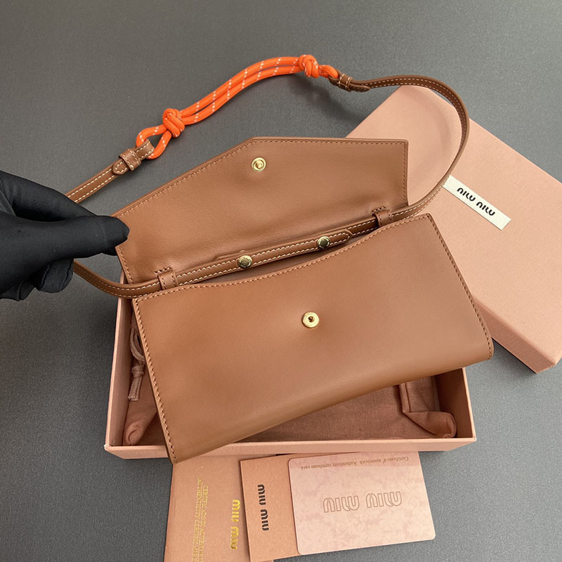 最高級MiuMiuスーパーコピー ミュウミュウ財布コピー ショルダーストラップ付 レザー 財布 オレンジ/ブラウン 5MT025_2CRT_F0316 レディース - 画像 (4)