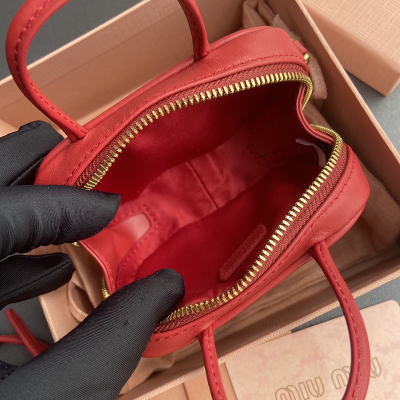 最高級MiuMiuスーパーコピー ミュウミュウバッグコピー レザー マイクロバッグ レッド 5NR036_2F8W_F0011 レザー ゴールド金具 - 画像 (4)