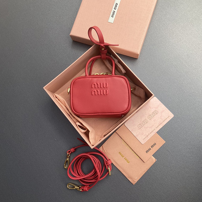 最高級MiuMiuスーパーコピー ミュウミュウバッグコピー レザー マイクロバッグ レッド 5NR036_2F8W_F0011 レザー ゴールド金具 - 画像 (2)