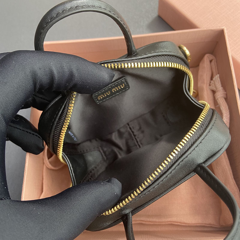 最高級MiuMiuスーパーコピー ミュウミュウバッグコピー レザー マイクロバッグ ブラック 5NR036_2F8W_F0002 レザー ゴールド金具 - 画像 (4)